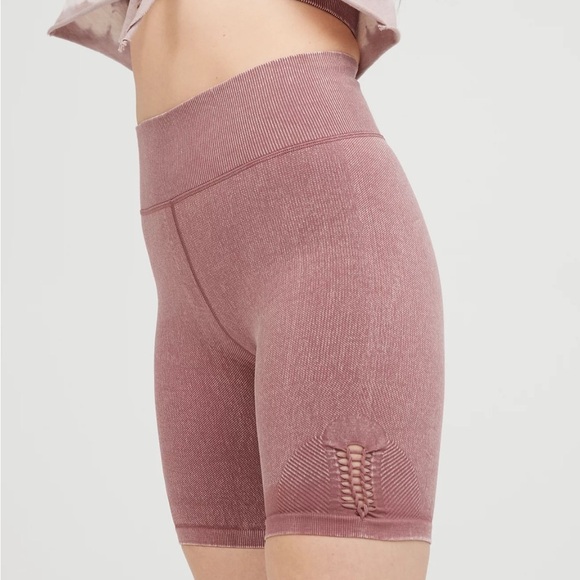 NWT - OFFLINE BY AERIE SEAMLESS MACRAME BIKE SHORT DARK GREY - Picture 1 of 7